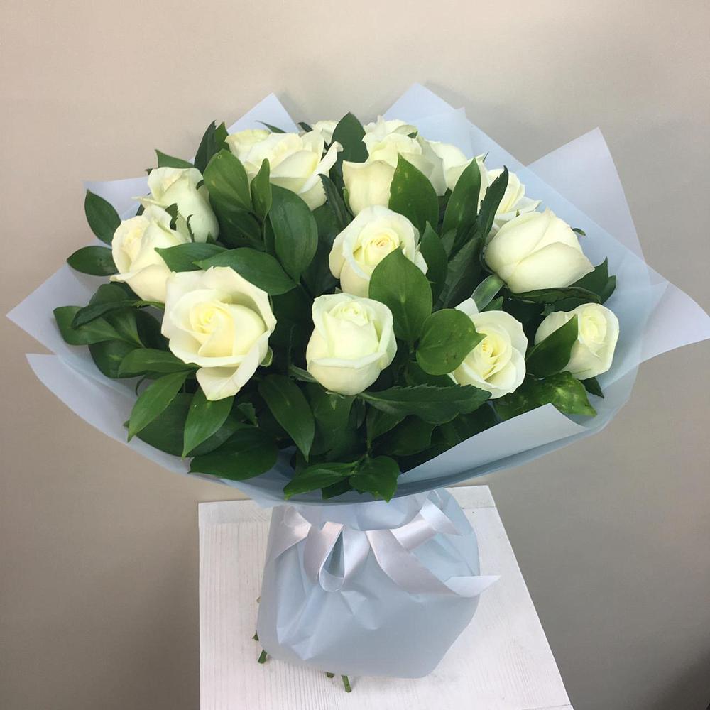 Букет 15 Белых роз Проуд в Нижней Туре