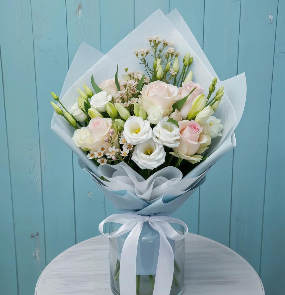 Букет цветов из: Розы и Лизиантусы в Нижней Туре