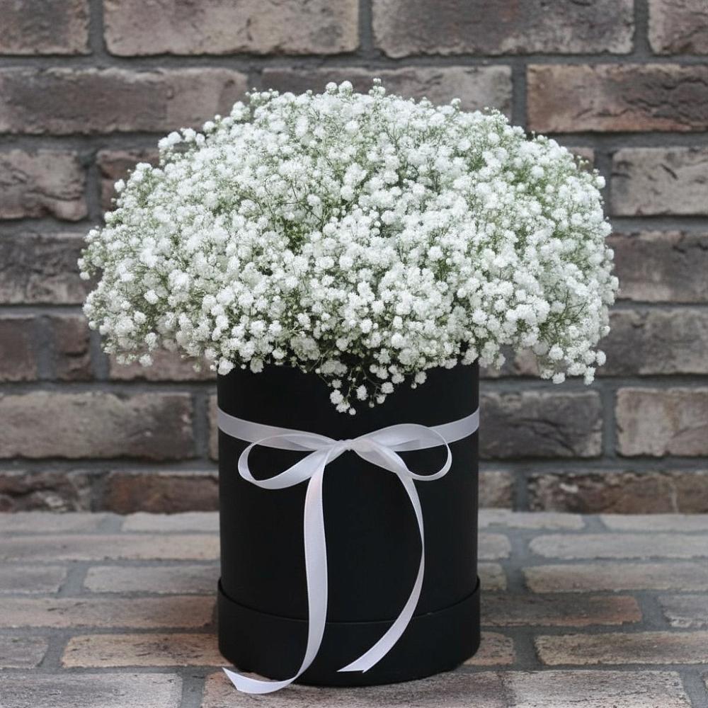 Цветочная композиция из Гипсофила в шляпной коробке в Нижней Туре