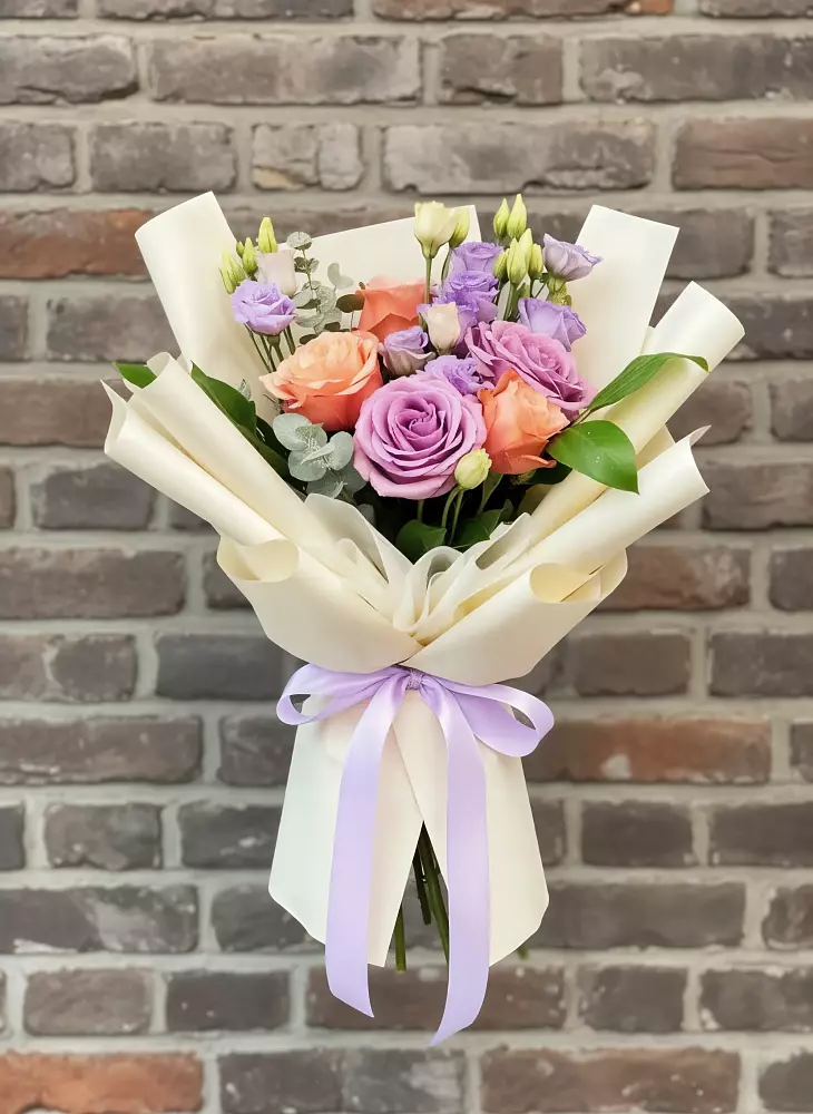 Букет цветов из: Лизиантусы и Розы в Нижней Туре