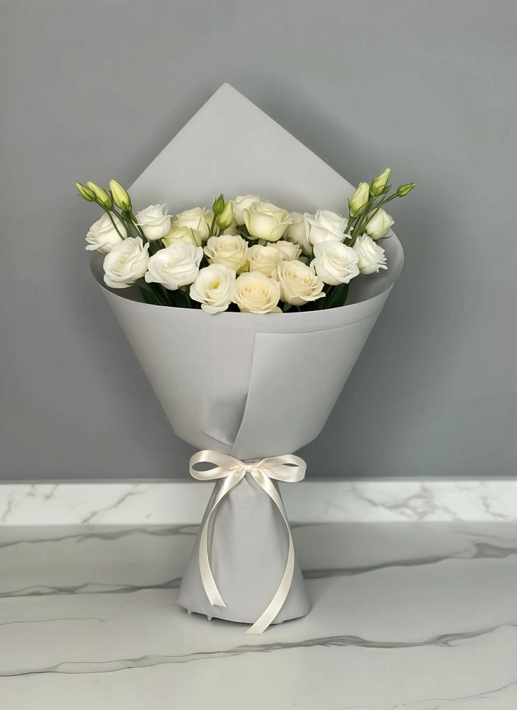 Букет цветов из: Розы и Лизиантусы в Нижней Туре