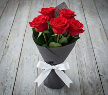 Букет 5 Красных роз Эдлесс Лав в Нижней Туре
