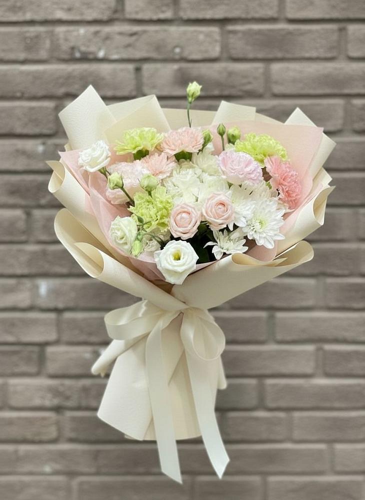 Букет цветов из: Гвоздики, Розы, Лизиантусы и Хризантемы в Нижней Туре