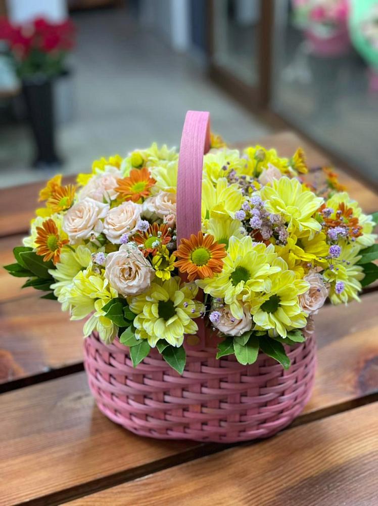 Цветочная композиция из Хризантемы и Розы в корзине в Нижней Туре