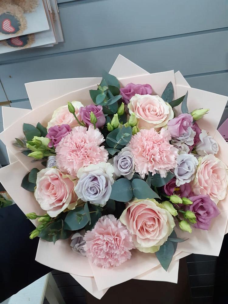 Букет цветов из: Розы, Гвоздики и Лизиантусы в Нижней Туре