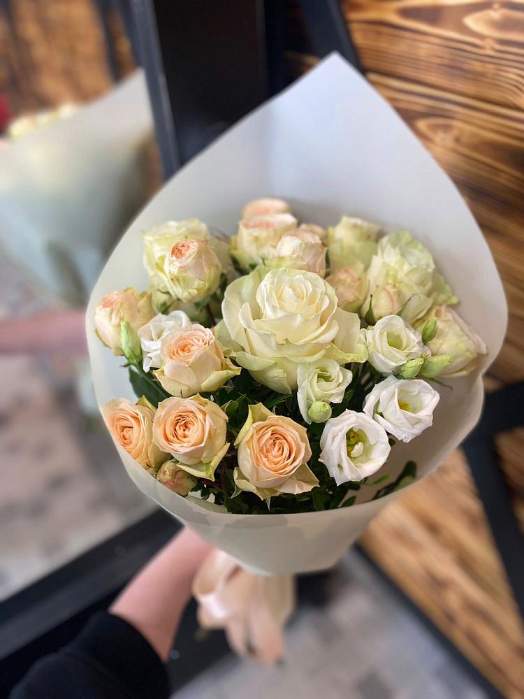 Букет цветов из: Розы и Лизиантусы в Нижней Туре